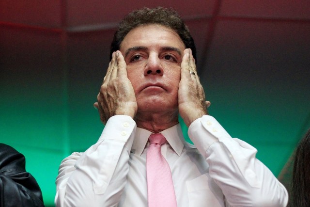 El candidato presidencial opositor hondureño Salvador Nasralla se seca el sudor de su cara durante una conferencia de prensa en Tegucigalpa, Honduras, 29 de noviembre, 2017. REUTERS/Jorge Cabrera