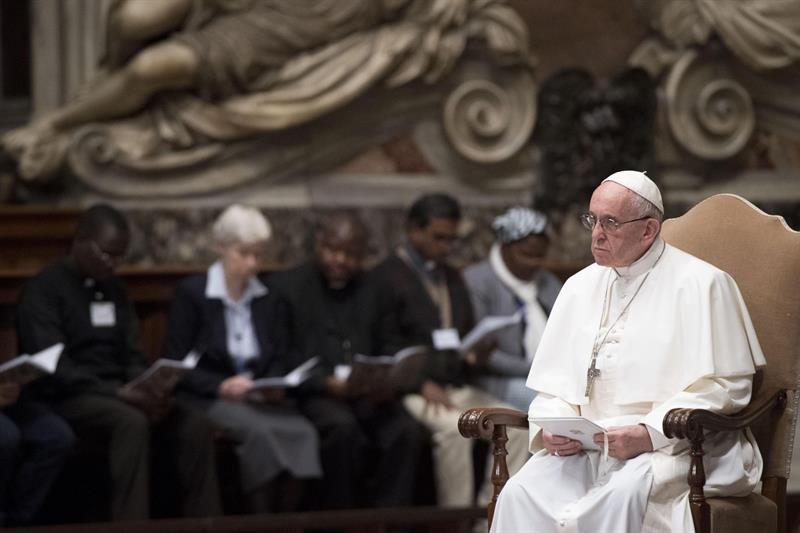 El Papa critica la hipocresía de negar masacres de niños y mujeres en guerra