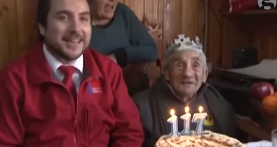 Tiene 121 años y es el hombre más longevo del mundo (Video)