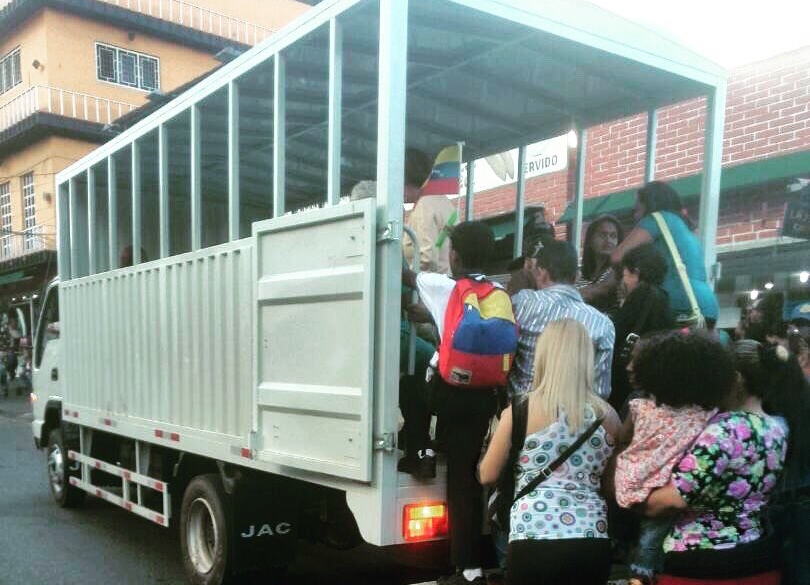 Como cochinos… La “súper” solución de Erika Farias al problema del transporte público en Caracas