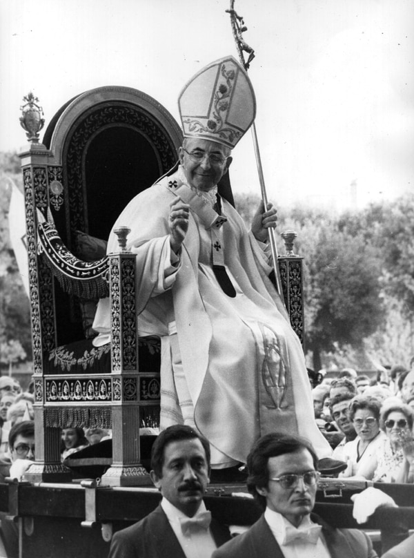 Agosto de 1978. El papa Juan Pablo I es llevado en la silla papal. Estuvo apenas 33 días al mando de la Iglesia de Roma (Getty Images)