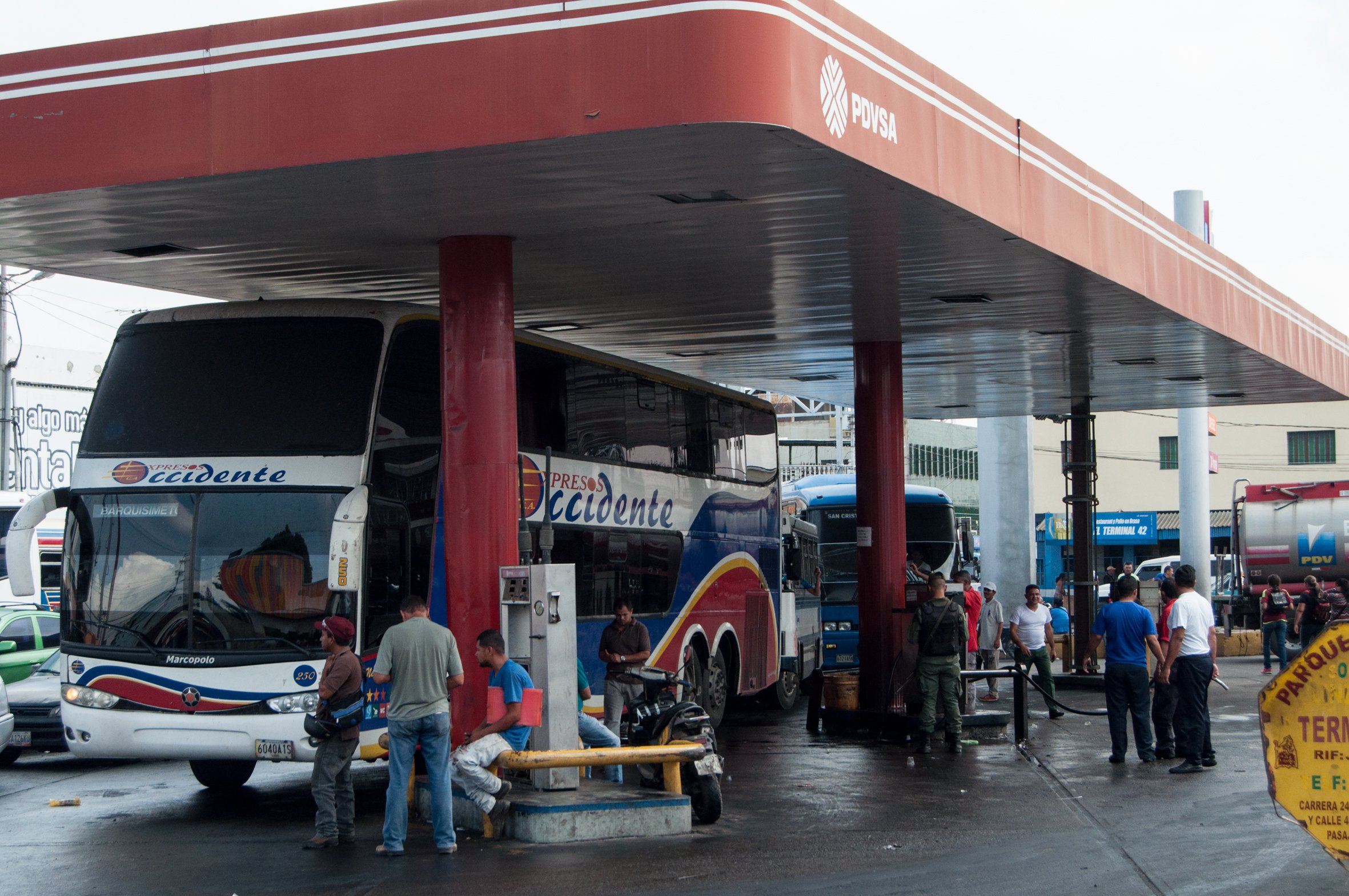 Escasez de gasoil aún pasa factura a transportistas en Venezuela