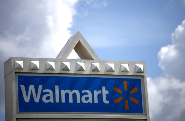   Un cartel con el logo de Wal-Mart se ve en Miami, Florida, 18 de mayo de 2010.  REUTERS / Carlos Barria