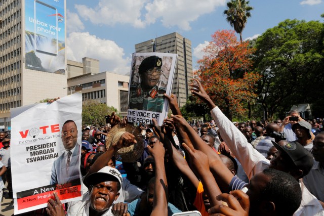 EPA3247. HARARE (ZIMBABWE), 21/11/2017.- Manifestantes protestan en las inmediaciones del Parlamento en Harare (Zimbabue) hoy, 21 de noviembre de 2017. El Parlamento celebra hoy una sesión para tratar una moción de censura contra el presidente, Robert Mugabe. EFE/ Kim Ludbrook