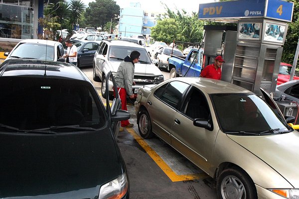 De caóticas a desesperantes las colas en las bombas de gasolinas en San Cristóbal