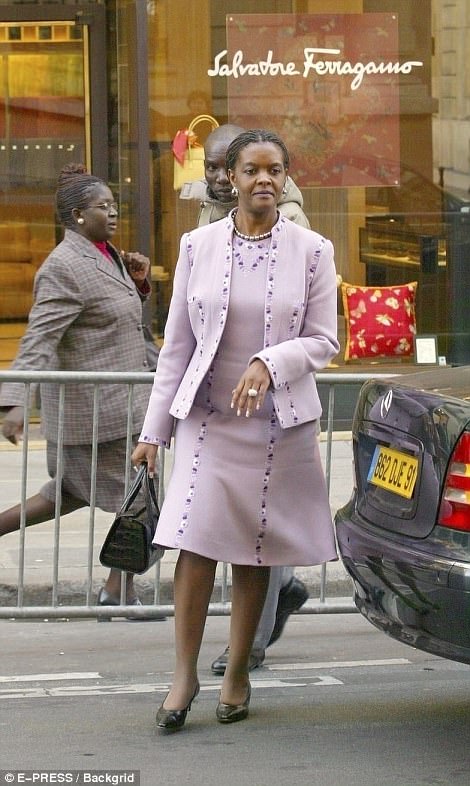 Foto vía http://www.dailymail.co.uk/news/article-5088505/How-Gucci-Grace-splashed-cash-Zimbabweans-starved.html