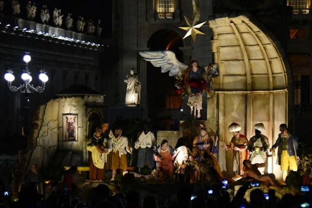 The christmas crib of St Peter's square is inaugurated on December 7, 2017 in Vatican. / AFP PHOTO / Alberto PIZZOLI