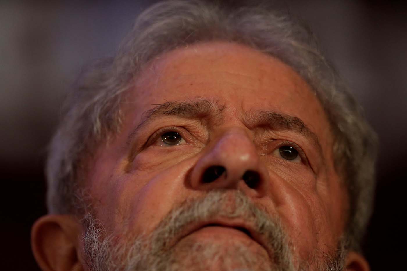 Un juez ordena retener el pasaporte de Lula y le prohíbe salir de Brasil