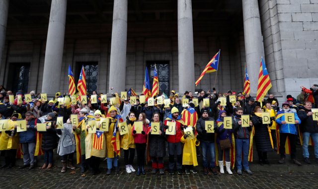 Catalanes proindependentistas de toda Europa participan en una manifestación que muestra su apoyo al derrocado líder catalán Carles Puigdemont y su gobierno, en Bruselas, Bélgica, el 7 de diciembre de 2017. REUTERS / Yves Herman