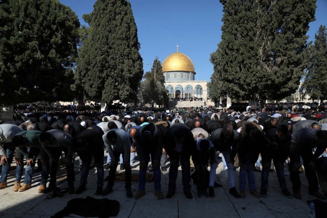 Worshippers pray during Friday prayers on the compound known to Muslims as Noble Sanctuary and to Jews as Temple Mount in Jerusalem's Old City, as Palestinians call for a "day of rage" in response to U.S. President Donald Trump's recognition of Jerusalem as Israel's capital December 8, 2017. REUTERS/Ammar Awad