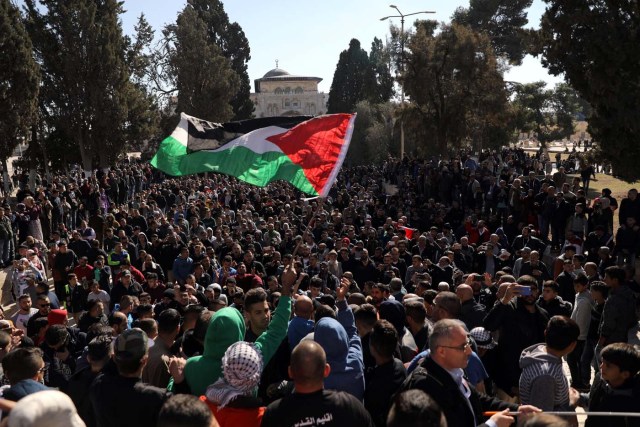 Worshippers wave a Palestinian flag after Friday prayers on the compound known to Muslims as Noble Sanctuary and to Jews as Temple Mount in Jerusalem's Old City, as Palestinians call for a "day of rage" in response to U.S. President Donald Trump's recognition of Jerusalem as Israel's capital December 8, 2017. REUTERS/Ammar Awad