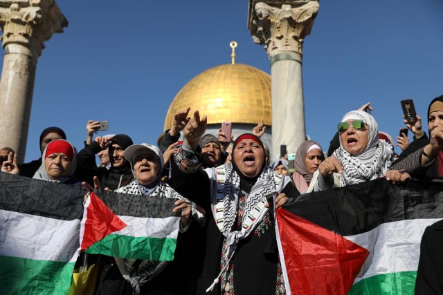 Worshippers chant as they hold Palestinian flags after Friday prayers on the compound known to Muslims as Noble Sanctuary and to Jews as Temple Mount in Jerusalem's Old City, as Palestinians call for a "day of rage" in response to U.S. President Donald Trump's recognition of Jerusalem as Israel's capital December 8, 2017. REUTERS/Ammar Awad
