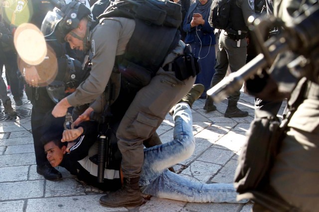 Israeli border policemen detain a Palestinian man during scuffles at Damascus Gate after Friday prayers in Jerusalem's Old City, as Palestinians call for a "day of rage" in response to U.S. President Donald Trump's recognition of Jerusalem as Israel's capital December 8, 2017. REUTERS/Ronen Zvulun