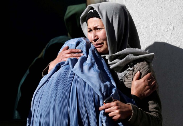 Afghan women mourn inside a hospital compound after a suicide attack in Kabul, Afghanistan December 28, 2017.  REUTERS/Mohammad Ismail     TPX IMAGES OF THE DAY