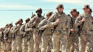 Jueza de EEUU abre el camino para que personas transgénero se enlisten en el ejército