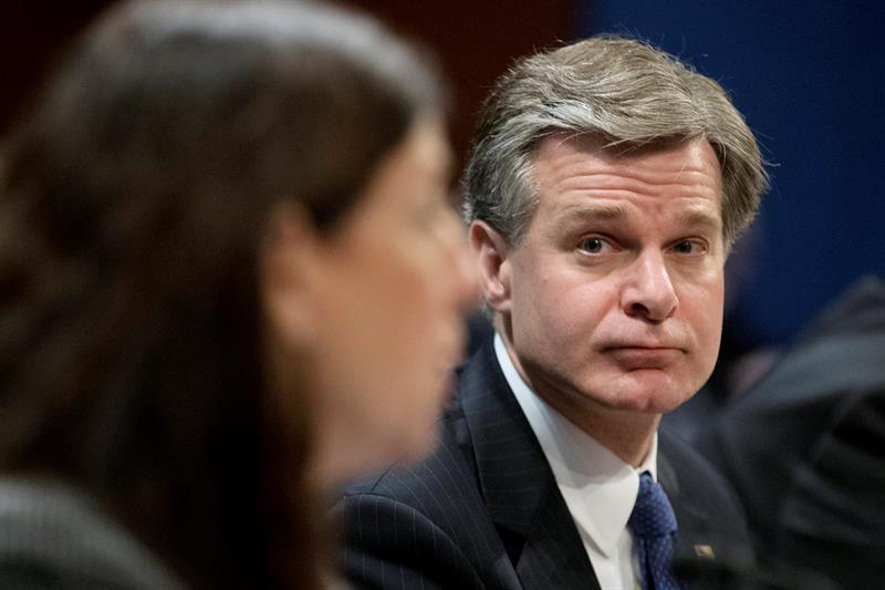 Director del FBI amenaza con dimitir ante presiones de Gobierno, según medios