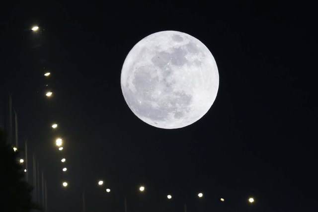 HH001. Naypyitaw (Myanmar), 03/12/2017.- A so-called 'Supermoon' dominates the sky over Naypyitaw, Myanmar, 03 December 2017. According to the National Aeronautics and Space Administration (NASA) a series of three 'Supermoons' - dubbed the 'Supermoon trilogy' - will appear in the sky on 03 December 2017, on 01 January 2018 and and 31 January 2018. A 'Supermoon' commonly is a full moon at its closest distance to the earth with the moon appearing larger than usual. (Birmania) EFE/EPA/HEIN HTET