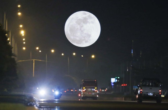 HH002. Naypyitaw (Myanmar), 03/12/2017.- A so-called 'Supermoon' dominates the sky while traffic rolls in the streets in Naypyitaw, Myanmar, 03 December 2017. According to the National Aeronautics and Space Administration (NASA) a series of three 'Supermoons' - dubbed the 'Supermoon trilogy' - will appear in the sky on 03 December 2017, on 01 January 2018 and and 31 January 2018. A 'Supermoon' commonly is a full moon at its closest distance to the earth with the moon appearing larger than usual. (Birmania) EFE/EPA/HEIN HTET