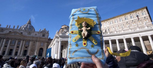 Vatican City (Vatican City State (holy See)), 17/12/2017.- A faithful shows the Holy Jesus statue during Pope Francis' Angelus Prayer over Saint Peter's Square at the Vatican, 17 December 2017. Pope Francis celebrates his 81 birthday on 17 December. (Papa) EFE/EPA/CLAUDIO PERI