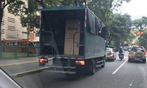 ¡Nadie los vio!… A pesar de quitar los rotulados, camión de la GNB transporta productos Haier (FOTOS + VIDEO)