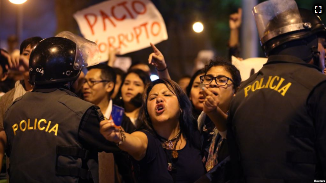Protestas en el centro de Lima luego del indulto al expresidente Alberto Fujimori (Foto: Reuters)