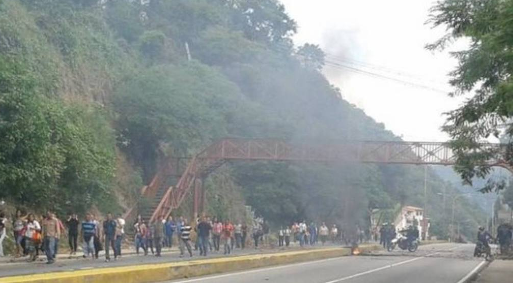 Policía reprimió protesta de estudiantes en Trujillo