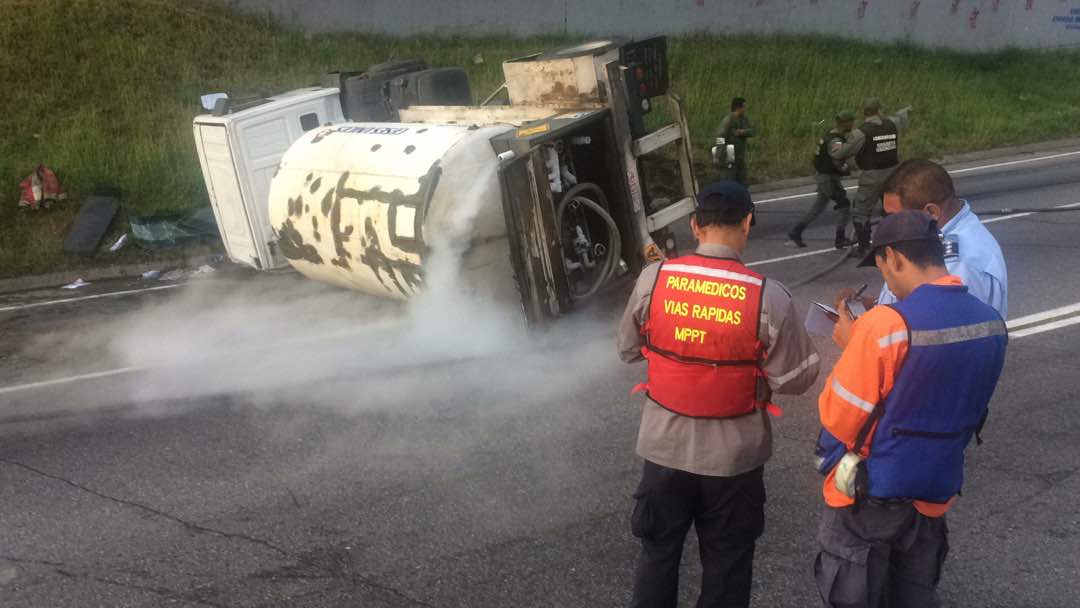 Fuerte cola en la autopista Gran Mariscal de Ayacucho al volcarse un camión de carga #21Dic