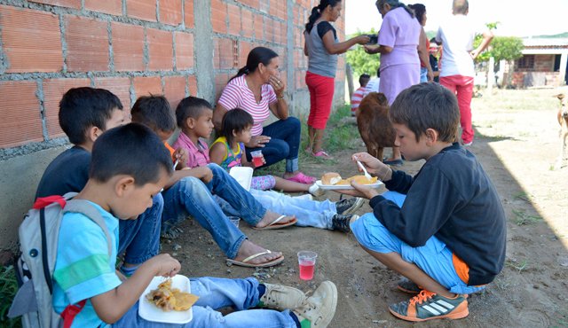 En barrio de Cúcuta repartieron hallacas a los venezolanos que emigraron