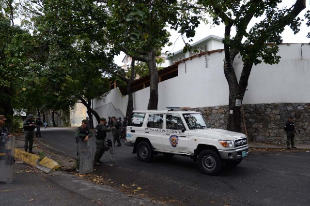 Security forces block access to the morgue in Caracas where the bodies of rogue pilot Oscar Perez and six other "terrorists" killed during a bloody police assault to arrest them, are being kept on January 17, 2018. Venezuela's government announced Tuesday that Perez was among seven "terrorists" killed when police swooped on them outside Caracas on Monday, setting off a fierce gunbattle in which two police officers were also killed. Perez had been wanted since he used a stolen helicopter to bomb Venezuela's Supreme Court at the height of anti-government protests last June. / AFP PHOTO / Federico PARRA