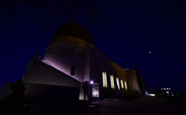 People attend the lunar eclipse celebration at Griffith Observatory in Los Angeles, California in the early hours of January 31, 2018, to witness the Super Blue Blood Moon, an event not seen since 1866 where three fairly common lunar happenings occur at the same time. Stargazers across large swathes of the globe -- from the streets of Los Angeles to the slopes of a smouldering Philippine volcano -- had the chance to witness a rare "super blue blood Moon" Wednesday, when Earth's shadow bathed our satellite in a coppery hue.The celestial show is the result of the Sun, Earth, and Moon lining up perfectly for a lunar eclipse just as the Moon is near its closest orbit point to Earth, making it appear "super" large. / AFP PHOTO / Frederic J. BROWN