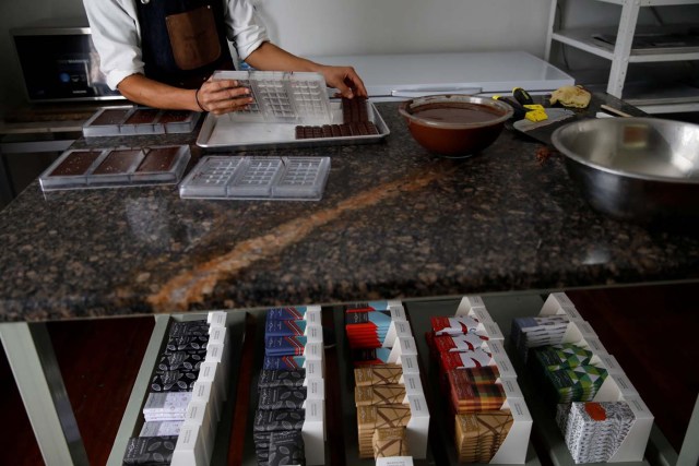 A worker makes chocolate bars at the Mantuano chocolate factory in Caracas, Venezuela October 26, 2017. Picture taken October 26, 2017. REUTERS/Carlos Garcia Rawlins
