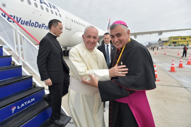 Pope Francis is welcomed as he arrives at Iquique's airport, Chile January 18, 2018. Osservatore Romano/Handout via REUTERS ATTENTION EDITORS - THIS IMAGE WAS PROVIDED BY A THIRD PARTY
