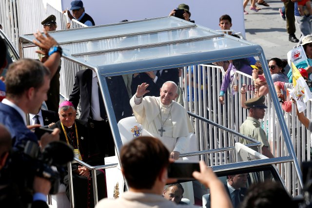 Pope Francis waves to the crowd as he arrives to lead a mass at Lobito beach in Iquique, Chile, January 18, 2018. REUTERS/Rodrigo Garrido