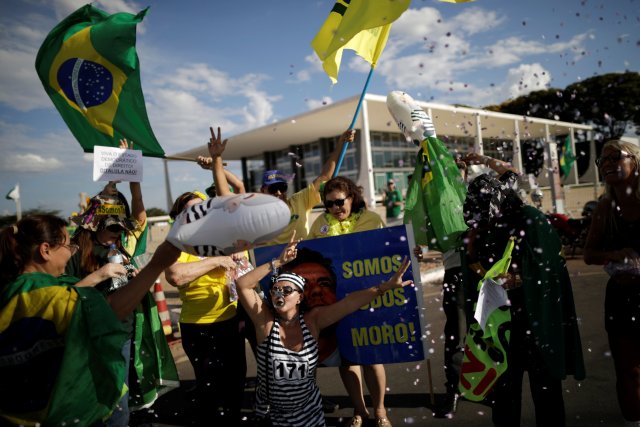 People celebrate after a Brazilian appeals court upheld the corruption conviction of former President Luiz Inacio Lula da Silva, in Brasilia, Brazil, January 24, 2018. REUTERS/Ueslei Marcelino