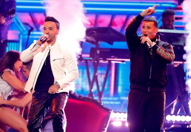 60th Annual Grammy Awards – Show – New York, U.S., 28/01/2018 – Luis Fonsi (L) and Daddy Yankee perform "Despacito." REUTERS/Lucas Jackson