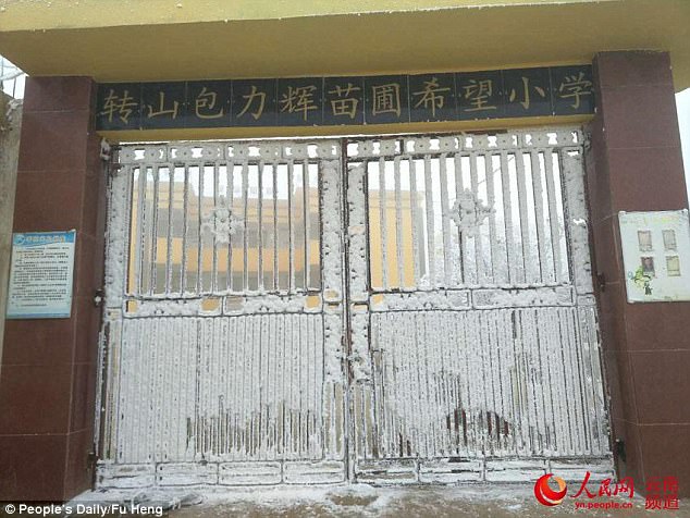 47EE6C4C00000578-5247397-The_school_gate_was_also_covered_with_frost_as_the_temperature_d-a-16_1515494647025