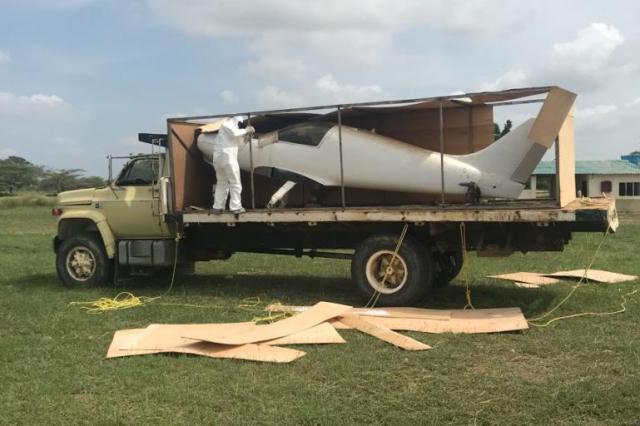 Al revisarlo el camión, con placas venezolanas, encontraron que en la parte trasera llevaba una avioneta, desarmada pero con combustible, lista para ser ensamblada. Foto: El Tiempo