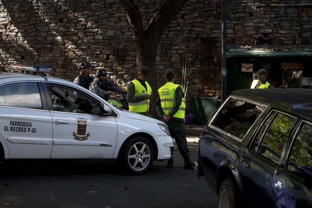 CAR04. CARACAS (VENEZUELA), 16/01/2018.- Militares y policías custodian la morgue principal de Caracas, donde presuntamente se encuentra el cuerpo del policía rebelde Oscar Pérez, hoy, martes 16 de enero de 2018, en Caracas (Venezuela). El ministro del Interior de Venezuela, Néstor Reverol, confirmó hoy la muerte de Oscar Pérez, el inspector de la policía científica (CICPC) alzado contra el Gobierno chavista, durante la operación para capturarlo lanzada el lunes por las fuerzas de seguridad en la que murieron otras 8 personas. EFE/MIGUEL GUTIÉRREZ