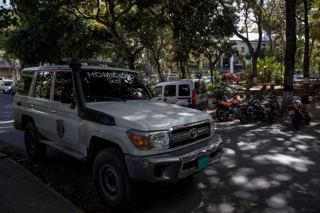 CAR09. CARACAS (VENEZUELA), 16/01/2018.- Militares y policías custodian la morgue principal de Caracas, donde presuntamente se encuentra el cuerpo del policía rebelde Oscar Pérez, hoy, martes 16 de enero de 2018, en Caracas (Venezuela). El ministro del Interior de Venezuela, Néstor Reverol, confirmó hoy la muerte de Oscar Pérez, el inspector de la policía científica (CICPC) alzado contra el Gobierno chavista, durante la operación para capturarlo lanzada el lunes por las fuerzas de seguridad en la que murieron otras 8 personas. EFE/MIGUEL GUTIÉRREZ