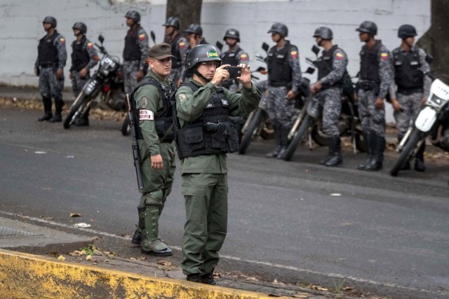 CAR03. CARACAS (VENEZUELA), 17/01/2018.- Miembros de la Guardia Nacional Bolivariana y la Policía Nacional Bolivariana custodian las inmediaciones de la morgue en donde está cuerpo del exagente Pérez hoy, miércoles 17 de enero de 2018, en Caracas (Venezuela). Decenas de agentes de la Policía Nacional Bolivariana custodian desde la mañana de hoy los alrededores de la principal morgue de Caracas, después de que familiares de Óscar Pérez, el exagente alzado contra el Gobierno chavista quien falleció el lunes, exigieran identificar su cuerpo. EFE/MIGUEL GUTIÉRREZ