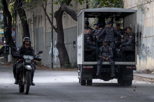 CAR07. CARACAS (VENEZUELA), 17/01/2018.- Miembros de la Guardia Nacional Bolivariana y la Policía Nacional Bolivariana custodian las inmediaciones de la morgue en donde está cuerpo del exagente Pérez hoy, miércoles 17 de enero de 2018, en Caracas (Venezuela). Decenas de agentes de la Policía Nacional Bolivariana custodian desde la mañana de hoy los alrededores de la principal morgue de Caracas, después de que familiares de Óscar Pérez, el exagente alzado contra el Gobierno chavista quien falleció el lunes, exigieran identificar su cuerpo. EFE/MIGUEL GUTIÉRREZ