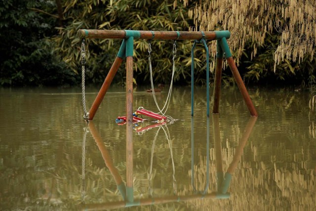 VAL107. VILLENNES SUR SEINE (FRANCIA), 30/01/2018.- Vista de un columpio infantil durante las inundaciones del río Sena a su paso por Villennes Sur Seine (Francia) hoy, 30 de enero de 2018. Las numerosas lluvias han provocado la crecida del Sena hasta causar inundaciones en París y sus alrededores. EFE/ Yoan Valat