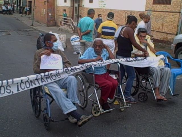 Ancianos y vecinos cierran la calle por la Basura Altavista Catia