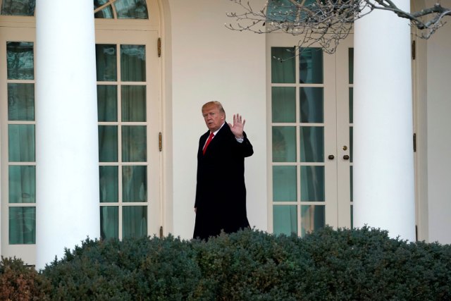 El presidente de Estados Unidos camina a la oficina Oval en la Casa Blanca el 18 de enero de 2018. REUTERS/Yuri Gripas