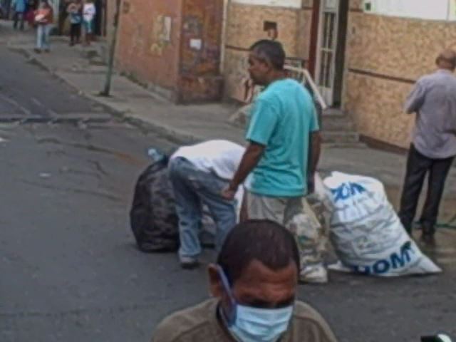 Haciendo lo que no hace la Alcaldía de Caracas vecinos ecogiendo la basura