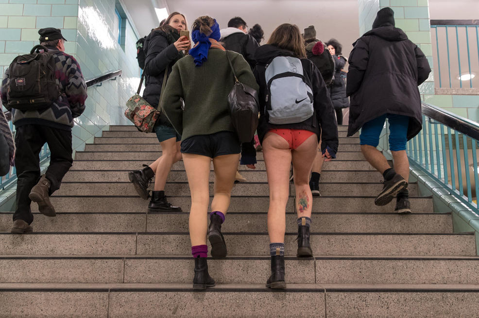 Sin pantalones en el tren: miles pasean en ropa interior