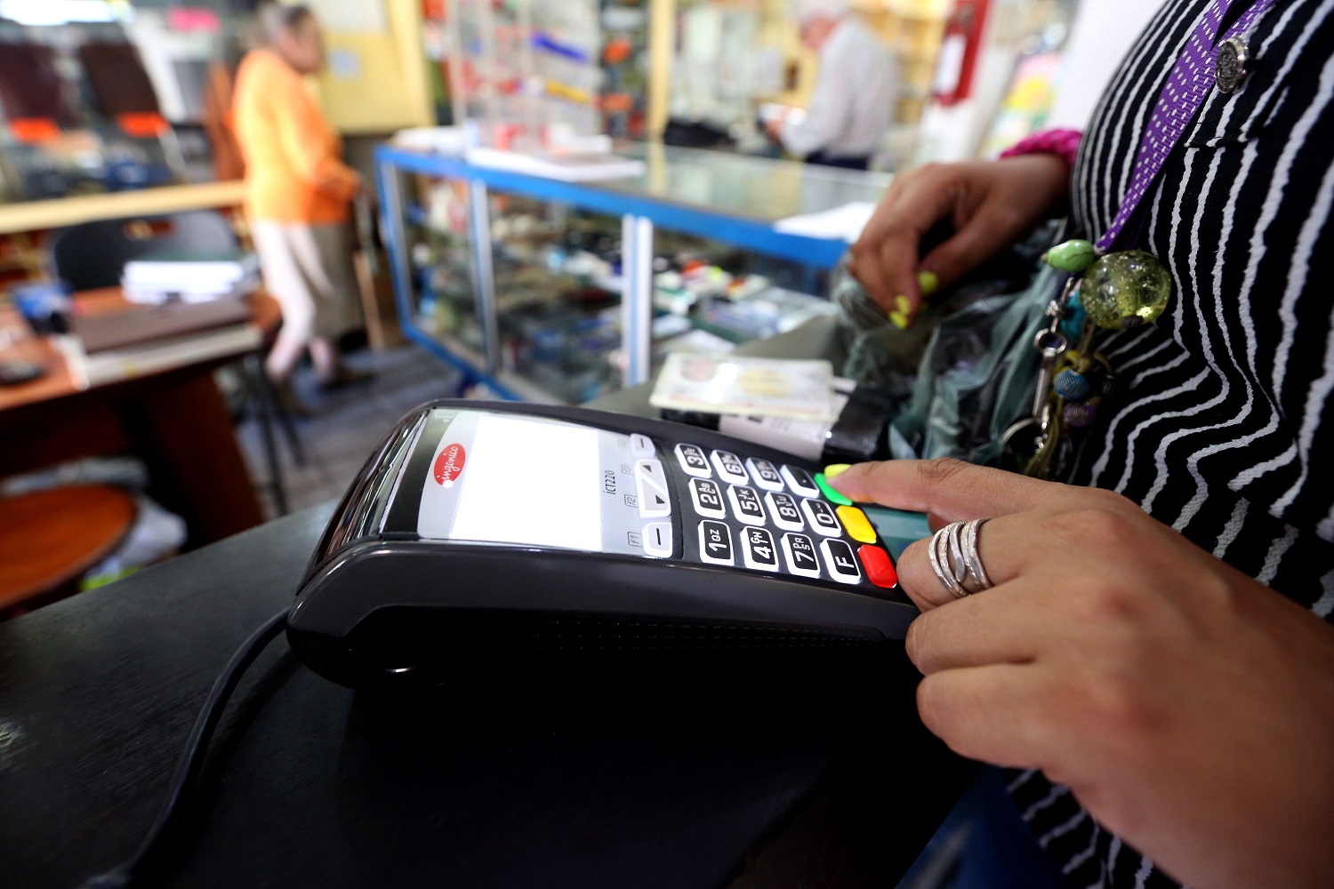 Banca pide 30 días hábiles para armar nuevo medio de pago con tarjetas de débito y crédito