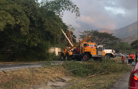 7:00 am Se volcó gandola en autopista Valencia-Puerto Cabello este #4Ene