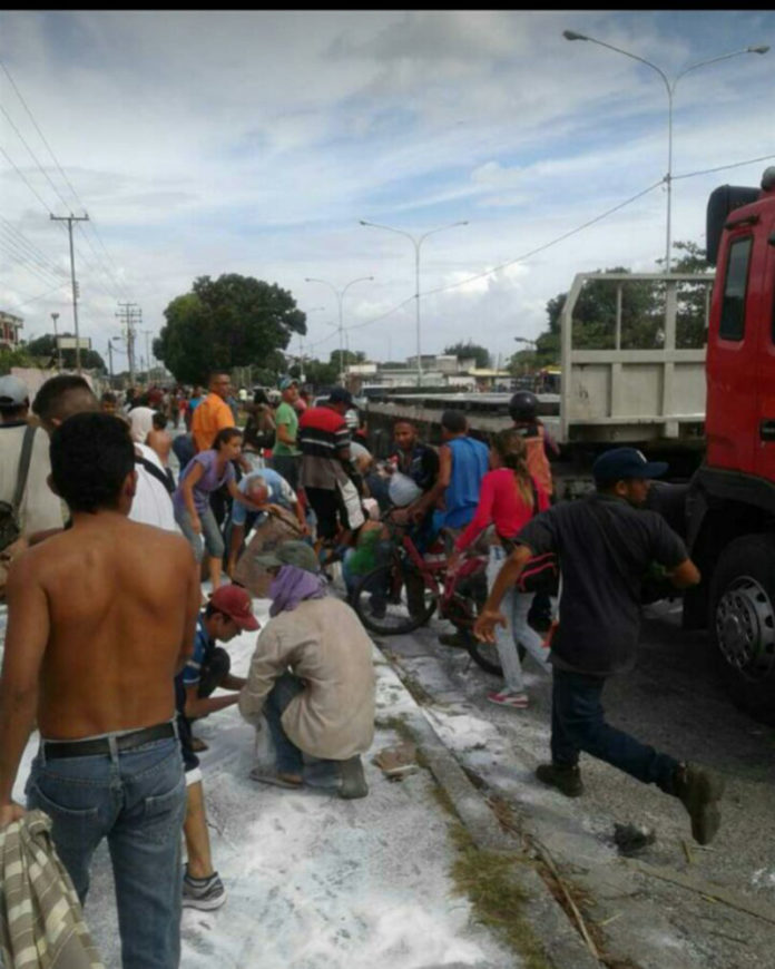 Saquearon gandola de azúcar en Acarigua (fotos+video)