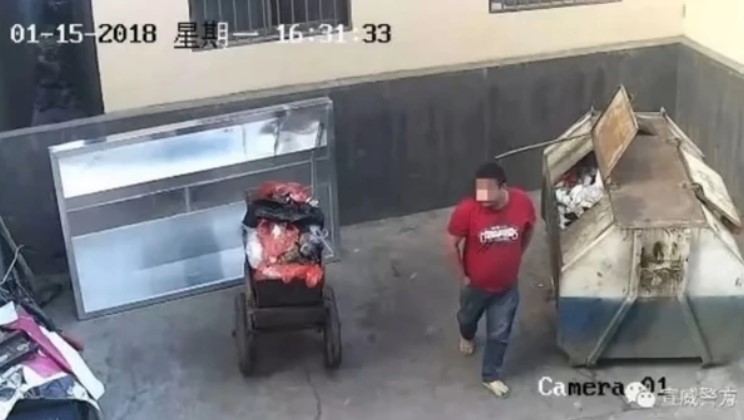 ¡Atroz! En China un hombre arroja a su bebé a un contenedor de basura (FOTOS)